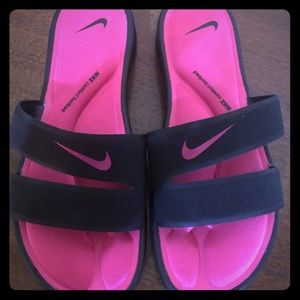 Women’s Nike Sandals 🖤💗
